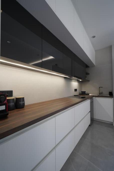 Brand New 3Br With 2 Bathrooms Marousi Apartment เอเธนส์ ภายนอก รูปภาพ