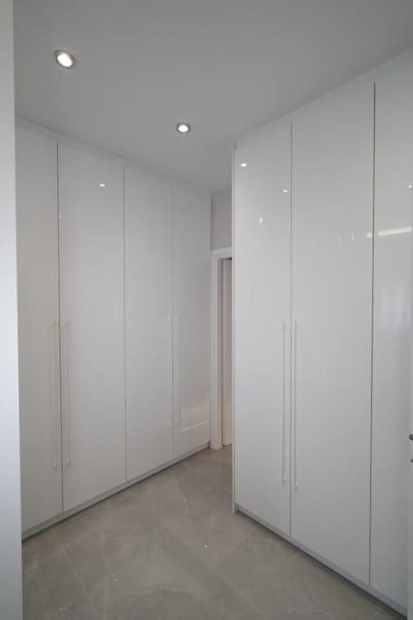Brand New 3Br With 2 Bathrooms Marousi Apartment เอเธนส์ ภายนอก รูปภาพ
