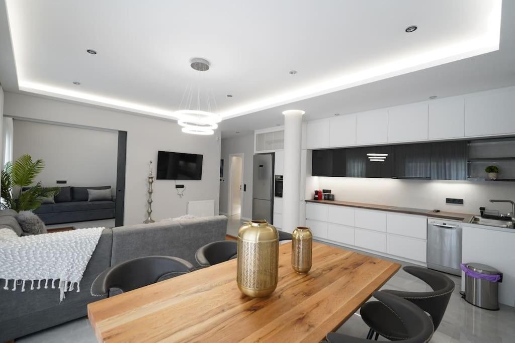 Brand New 3Br With 2 Bathrooms Marousi Apartment เอเธนส์ ภายนอก รูปภาพ
