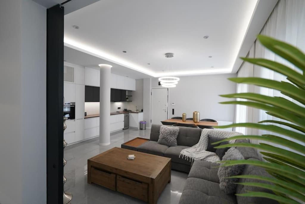 Brand New 3Br With 2 Bathrooms Marousi Apartment เอเธนส์ ภายนอก รูปภาพ